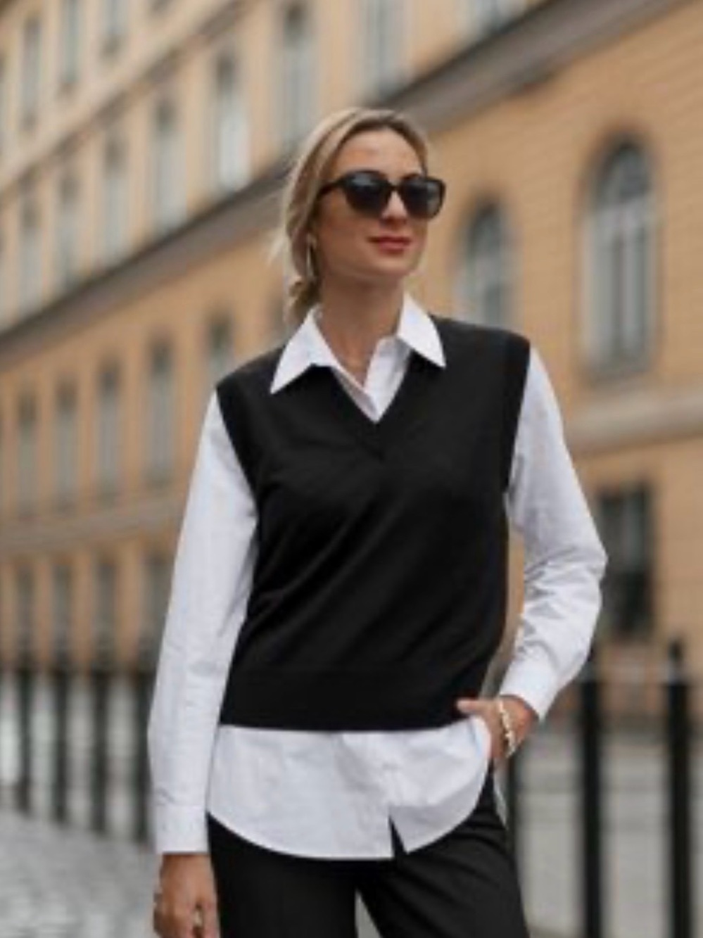 Divided Cropped Sleeveless V-neck sweater Vest in Black Size Small